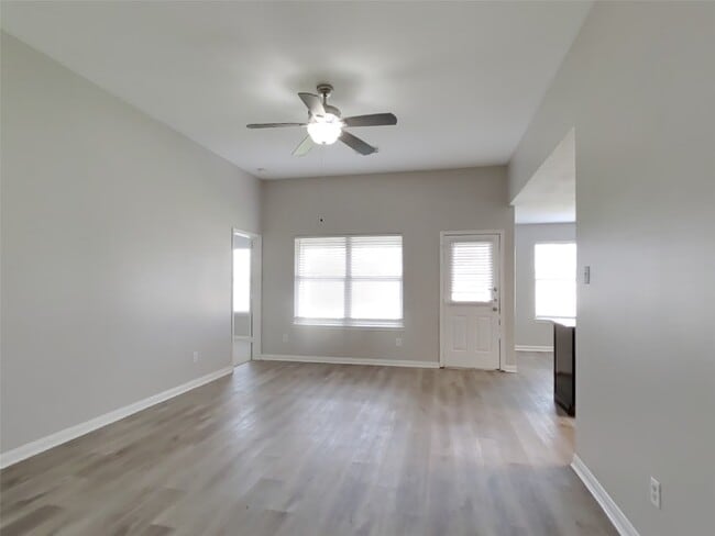 Photo - 815 Marigold Rd