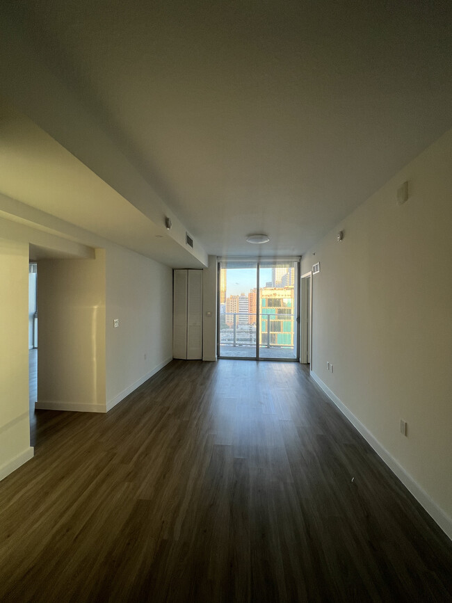 Building Photo - 560 SW 3rd St Unit C2 Rental