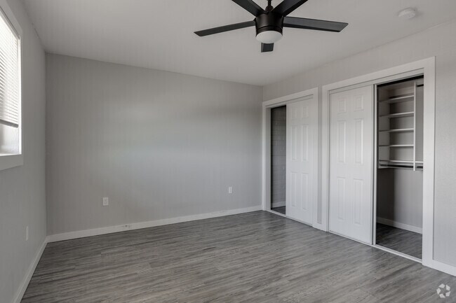 2BR, 1BA - 750SF