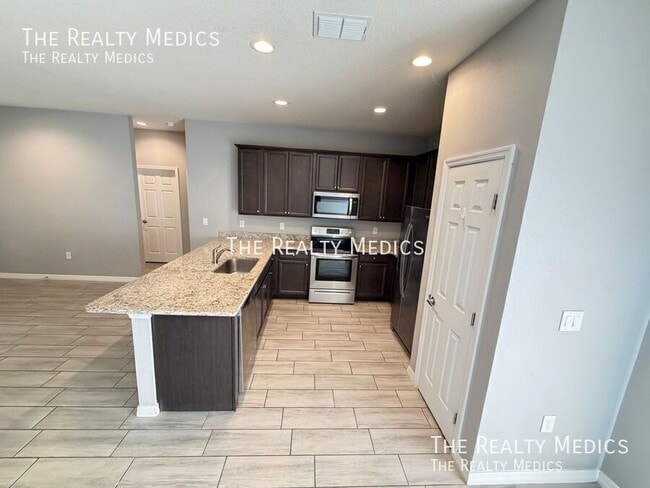 Photo - 491 Ixora Ave NW