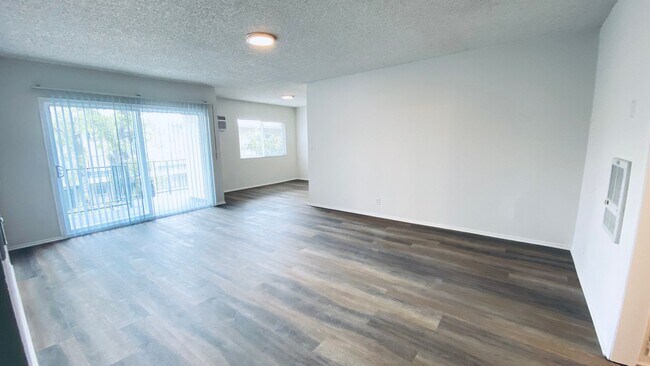 Photo - 20317 Saticoy St