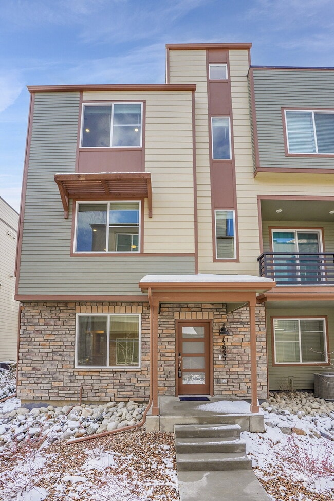 Photo - $3,430.95 with $300 off the first month's Rent - 4 Bedrooms, 3.5 Bathrooms, Townhouse in Broomfie...