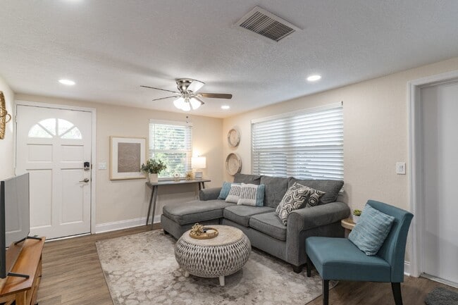 Photo - BEAUTIFUL UNIT JUST 5 MINUTE WALK TO DOWNTOWN
