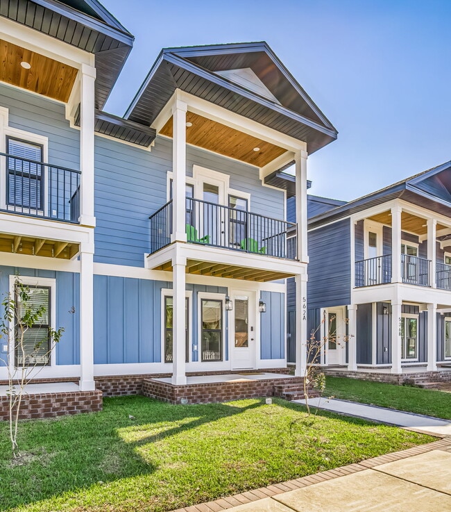 Photo - 580 N De Villiers St