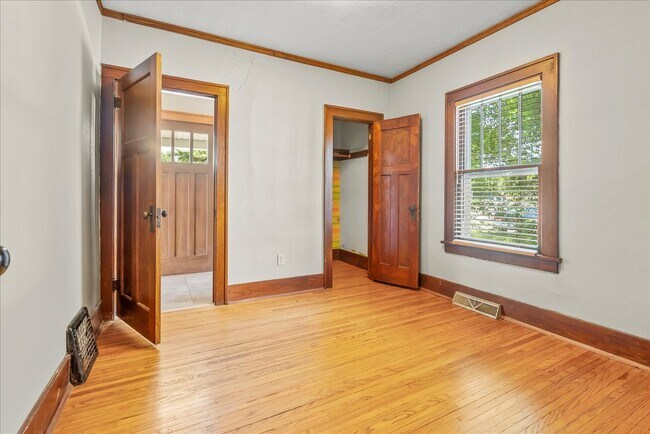 Photo - 1115 W 1st St