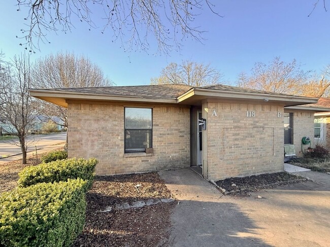 Building Photo - 118 Maple St Unit A