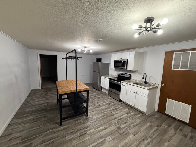 Building Photo - 815 Kingsley Dr Unit 815 B Rental