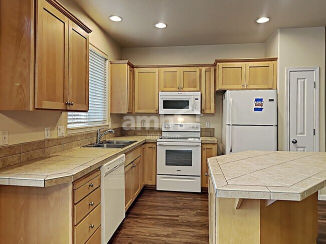 Photo - 1628 NE 10th Pl