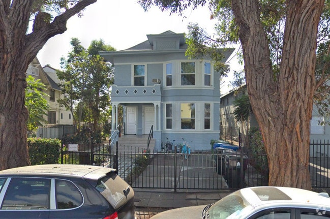 Building Photo - 1210 W 37th Pl Unit Room E Rental