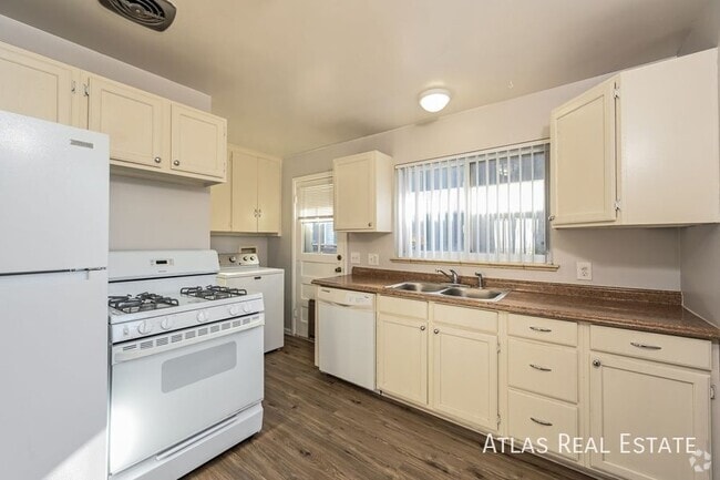 Building Photo - 2 S Jackson St Rental