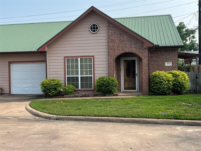 Building Photo - 852 Tangle Oaks Dr Rental