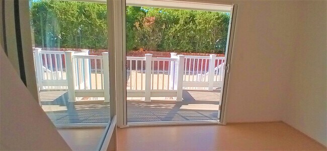 Photo - 3889 Bucknall Rd