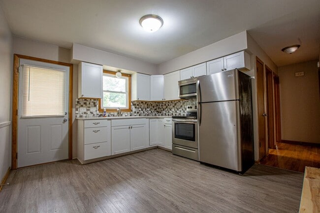 Photo - 2 Bedroom / 1 Bath Duplex with Washer/Dryer