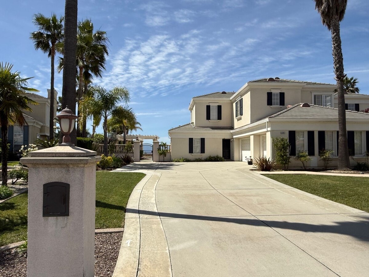 Avalon Heights Fremont 5 bed/4.5 bath, Gated Community, Top Tier Schools Pool, and 180-degree pan... - Avalon Heights Fremont 5 bed/4.5 bath, Gated Community, Top Tier Schools Pool, and 180-degree pan...