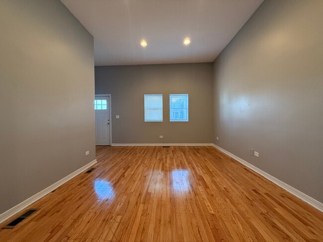 Photo - 5906 S La Salle St Unidad 1