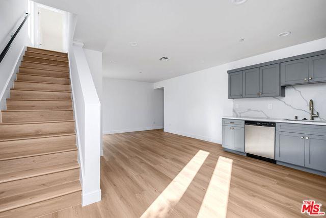 Photo - 10803 Kling St