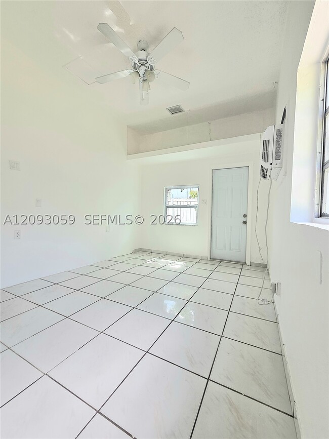 1619 NW 27th St Unidad REAR