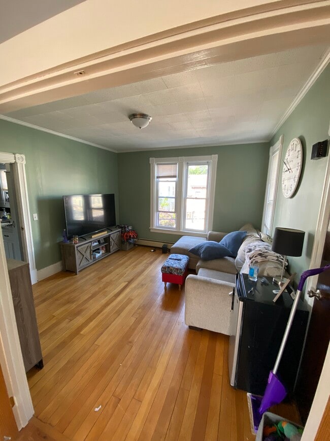 Building Photo - 10 Burtt St Unit 10