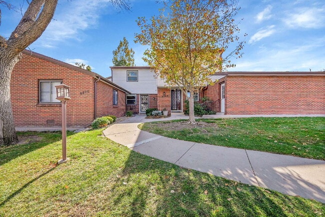 Building Photo - $2,500.00, 2-bed, 2.5 bath located in Denver.