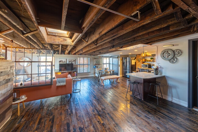 Photo - 104 W Main St Unidad 304