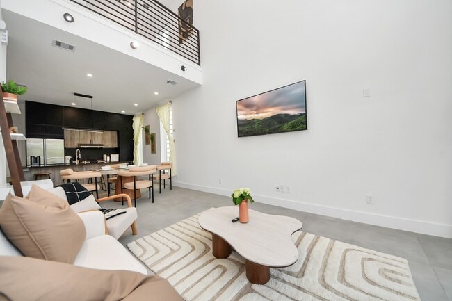 Photo - 2211 Staples St