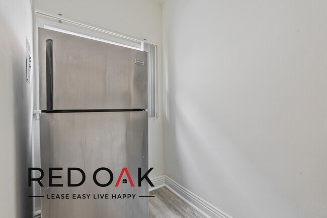 Photo - Lovely Studio Featuring Large Windows, Ton... Unidad 207