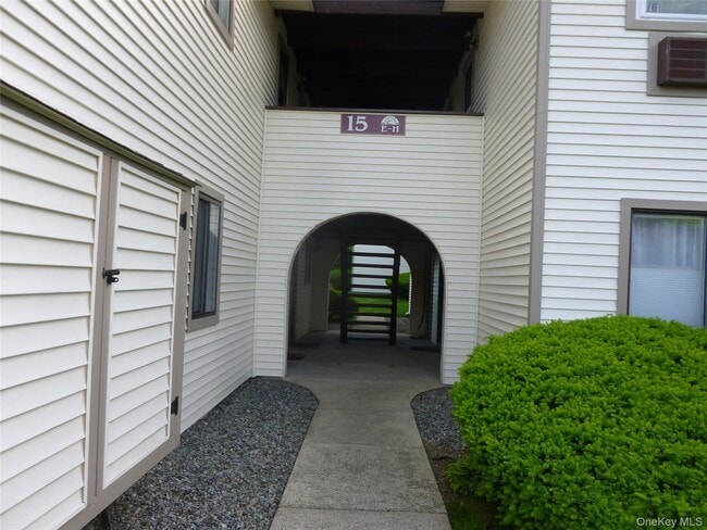 Building Photo - 15 Club House Dr Unit 2F