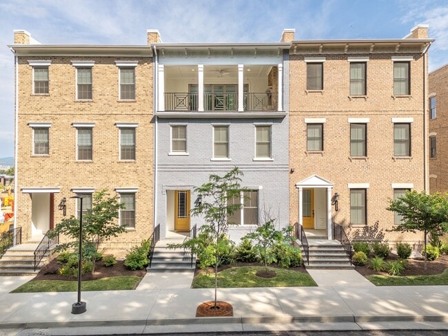 Building Photo - 4 bedroom 4.5 bath townhouse @ Midtown!