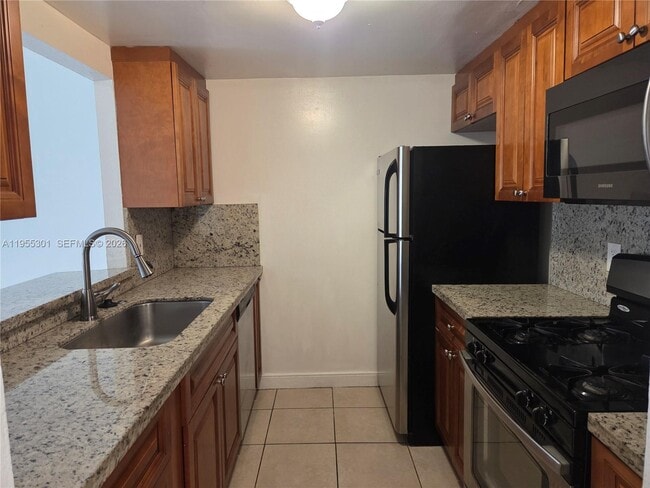 Building Photo - 17901 NW 68th Ave Unit T106