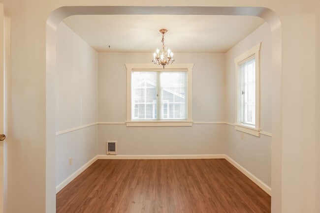 Photo - Charming 2 bed, 1 bath beautiful fir hardwood floors minutes to everything.