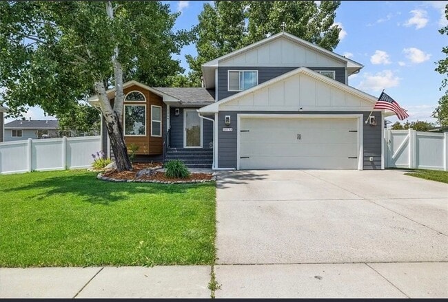 Building Photo - Spacious heights home