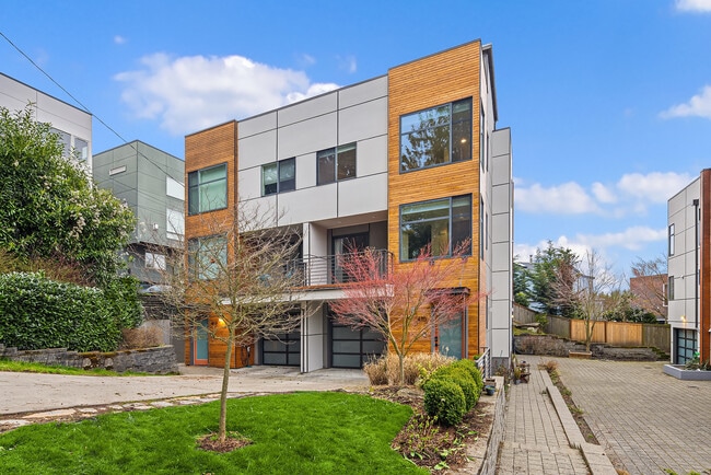 Photo - 410 W Fulton St