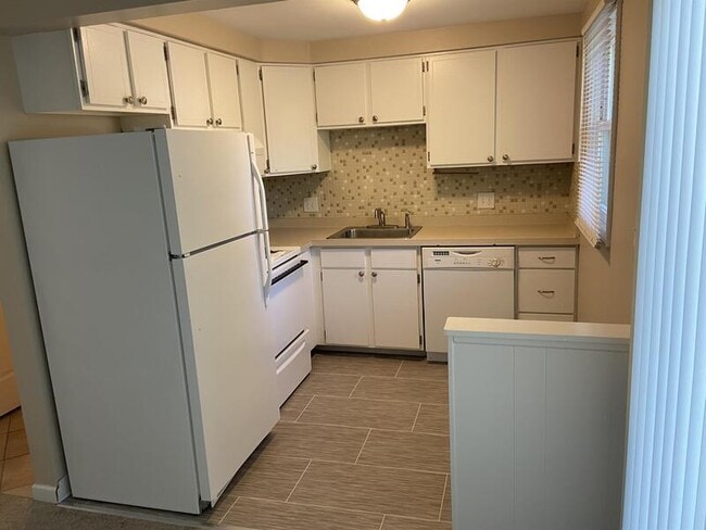 Building Photo - 127 Creekside Dr