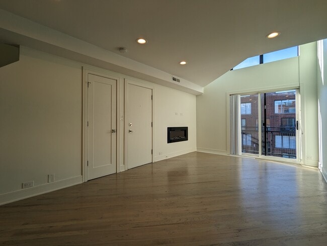 Photo - 939 W Grace St Apartments Unit 954A-202