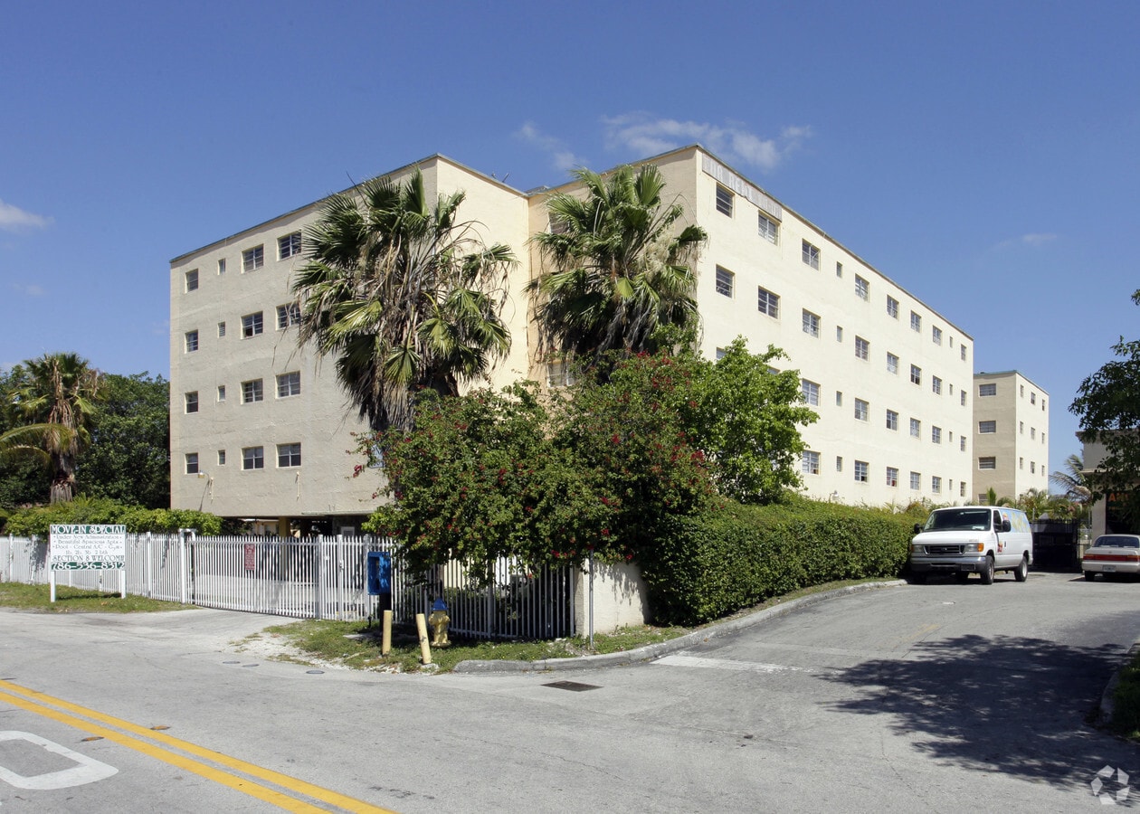 Brentwood Apartments - Brentwood Apartments