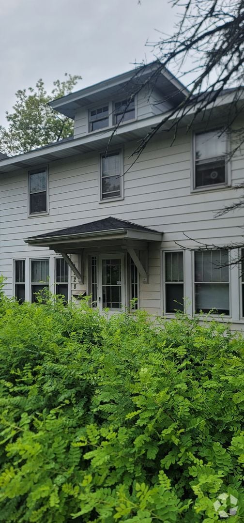 Building Photo - 6 bedroom 2 bath Rental