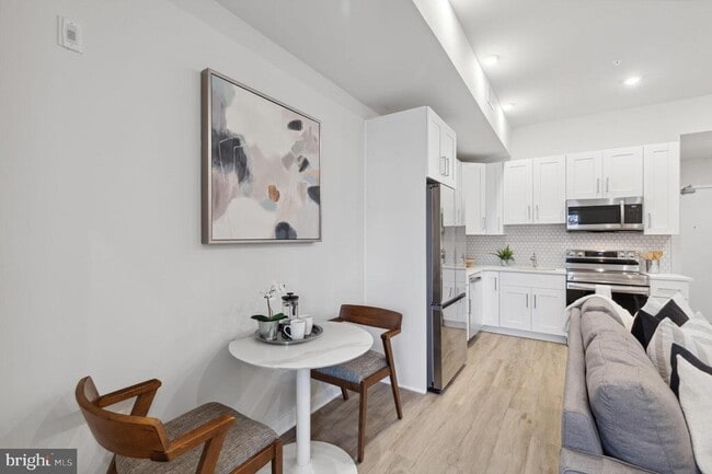 Building Photo - 1330 S Patton St Unit 404