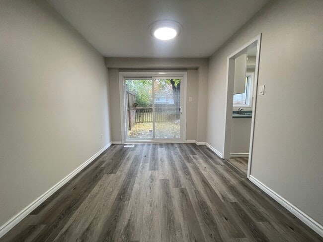 Photo - Detached Home In Stoney Creek!