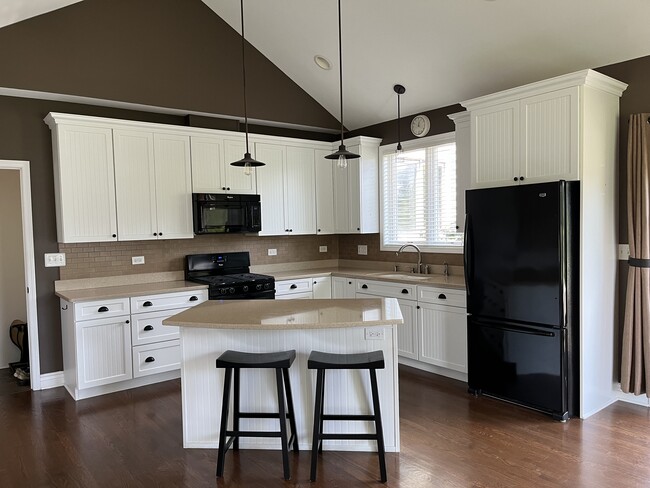 Photo - 5N701 Courcival Ln