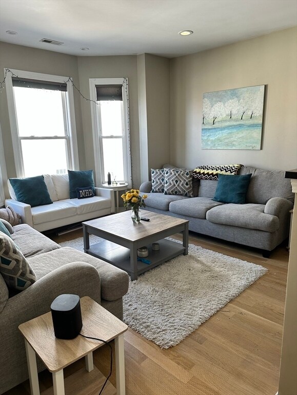 Photo - 241 Emerson St Unidad 0