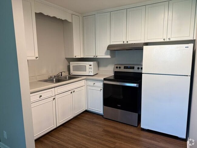 Building Photo - Remodeled 1 Bedroom Apartment!!! Walk to t...
