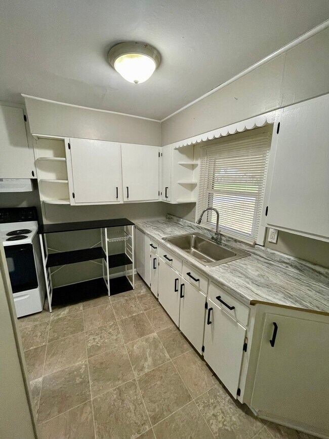 Kitchen - 301 N Kirkman St Casa