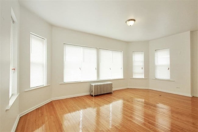 Photo - 1742-56 E 72nd St