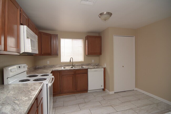 Photo - Updated 2 Bedroom 1 Bath! Located in Convenient Central Tucson Location!