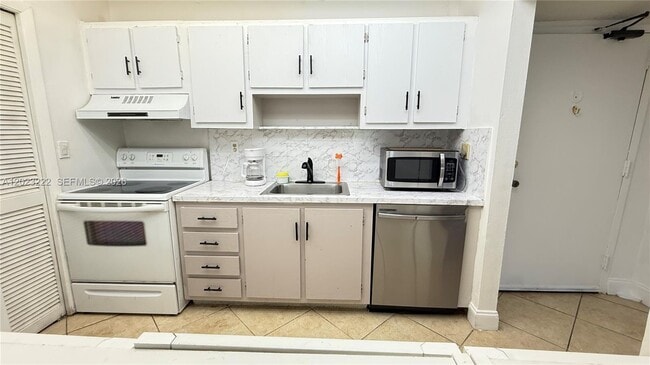 Building Photo - 240 Lakeview Dr Unit 306
