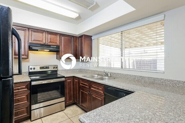 Photo - 3 Bedroom Pet-Friendly Home in Phoenix, AZ with Main Street Renewal
