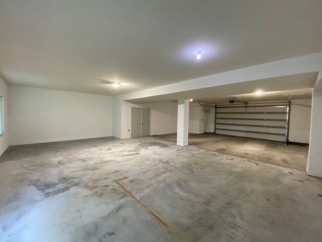 Photo - Beautiful single family home With 6 Car At...