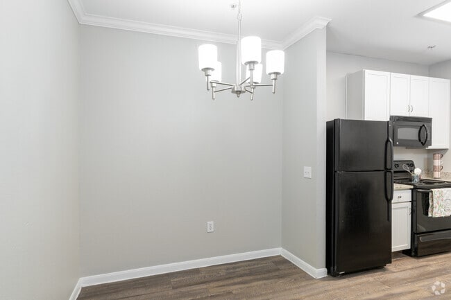 1BR, 1BA - 727SF - Dining Room - Villas at Zaragosa