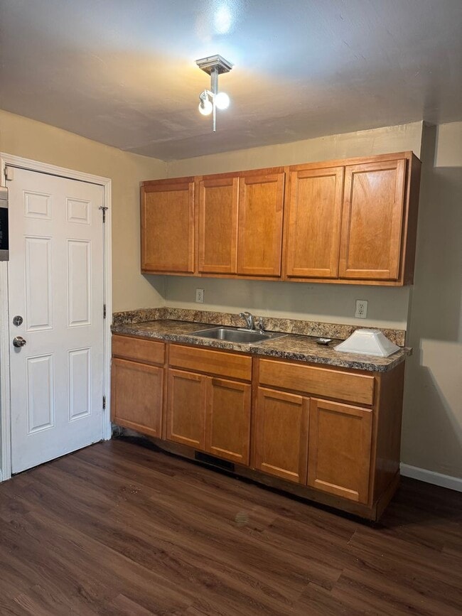 Building Photo - Euclid 2 Bedroom