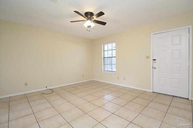 Photo - 405 Cornwall Cir